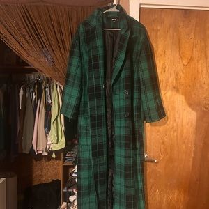 Long green plaid trench coat 🧥